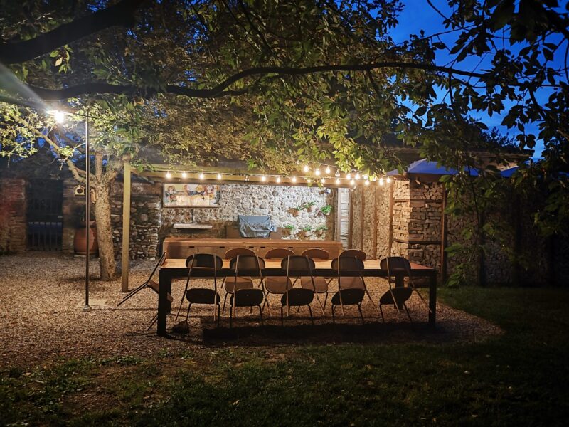 Area barbecue e tavolo conviviale - Relais Corte Guastalla Apartments Area barbecue nel giardino del Relais Corte Guastalla Apartments