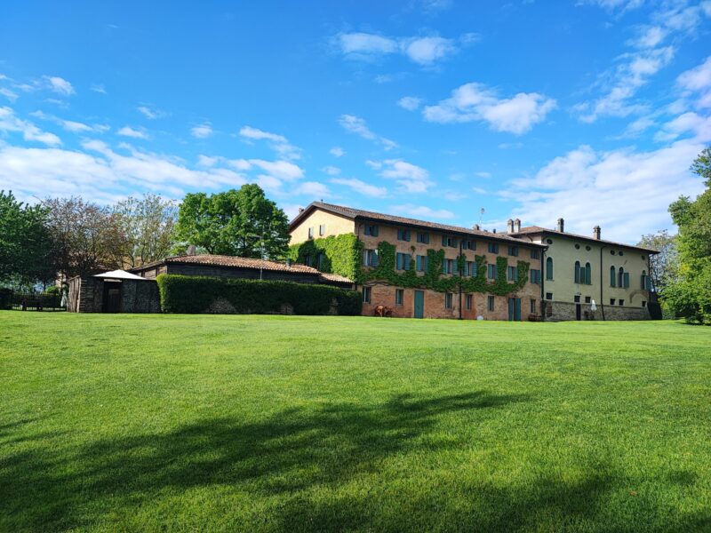 Relais Corte Guastalla Apartments - Vista panoramica Vista panoramica del Relais Corte Guastalla Apartments con ampio parco nella campagna tra Verona e il Lago di Garda